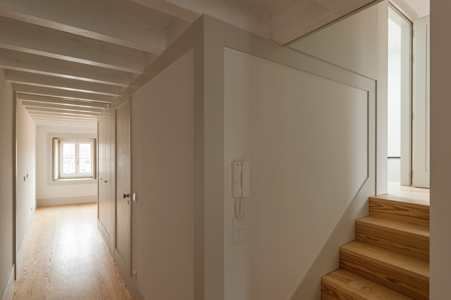 Reabilitação e transformação de dois edifícios independentes num único edifício