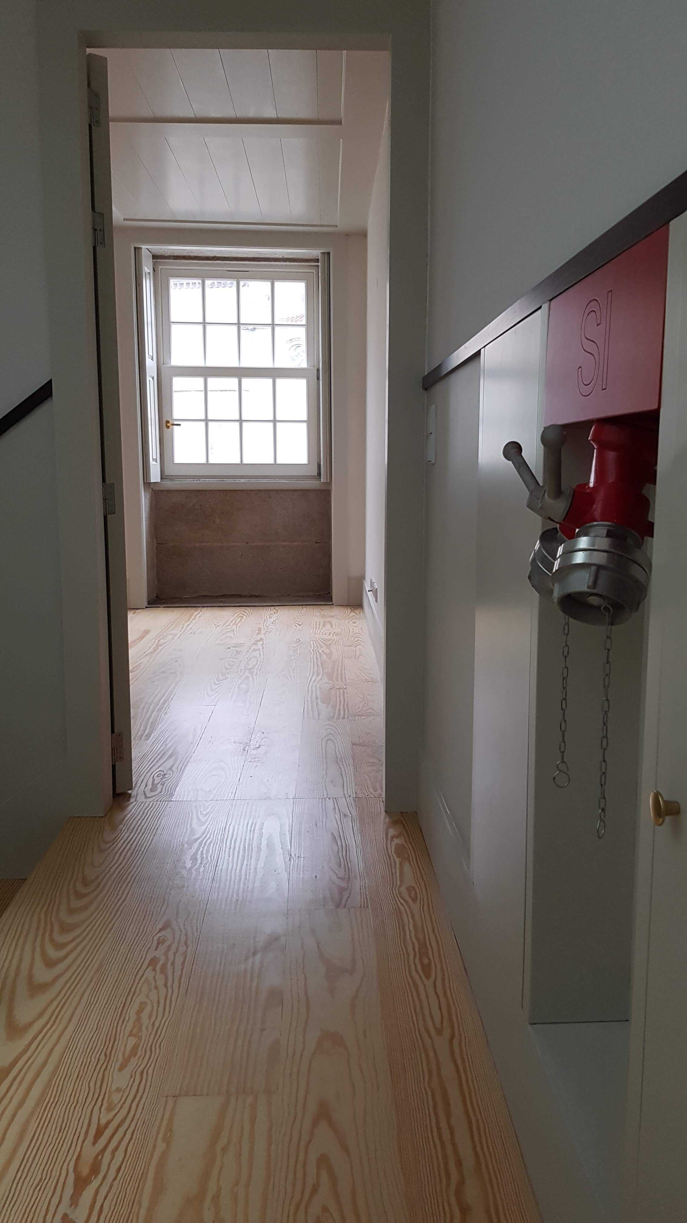 Reabilitação e transformação de dois edifícios independentes num único edifício